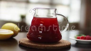 特写一个有热水和花红茶的茶壶，动作慢.. 一只手正在木器上用茶壶装饰茶
